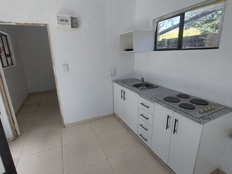 Chic 1 Bed Apartment in Musgrave, Durban - Photo 3