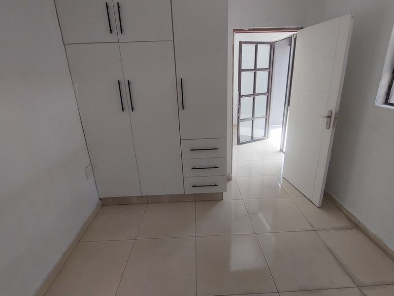 Chic 1 Bed Apartment in Musgrave, Durban - Photo 8
