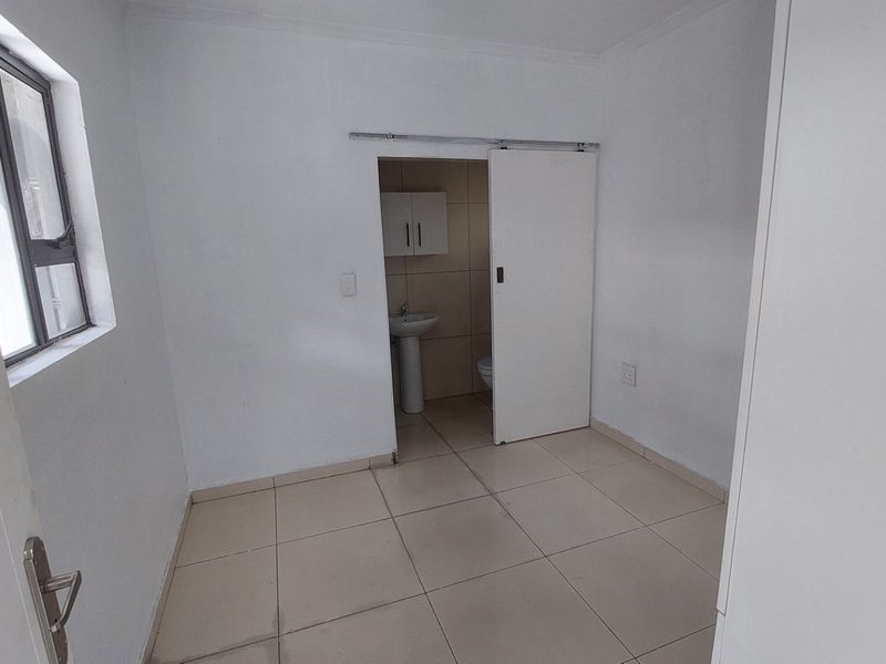 Chic 1 Bed Apartment in Musgrave, Durban - Photo 6