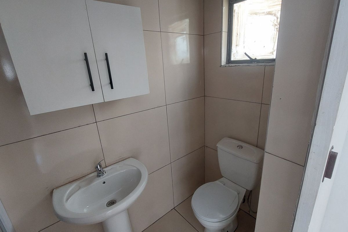 Chic 1 Bed Apartment in Musgrave, Durban - Photo 4