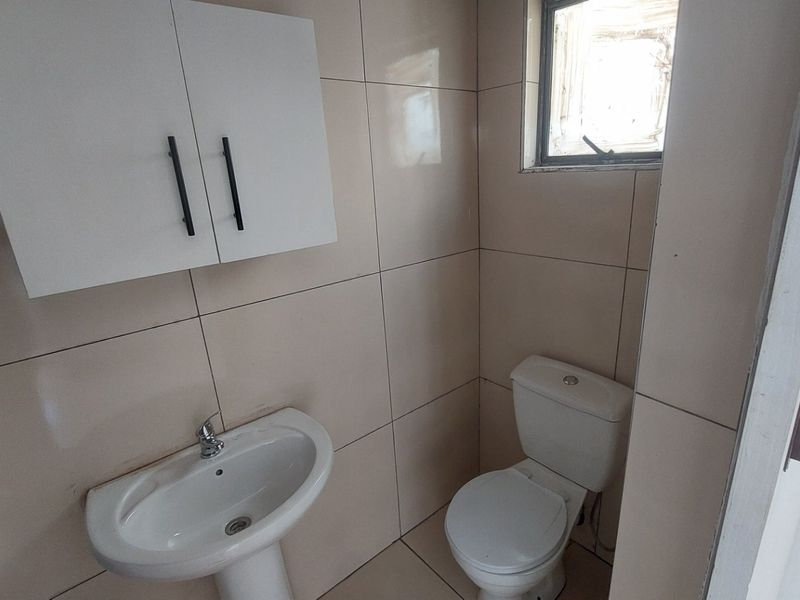 Chic 1 Bed Apartment in Musgrave, Durban - Photo 4