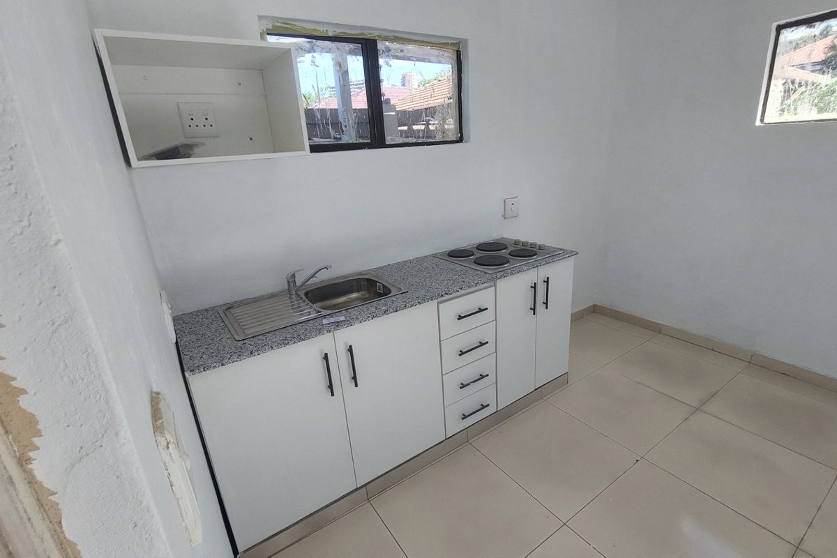 Chic 1 Bed Apartment in Musgrave, Durban - Photo 2