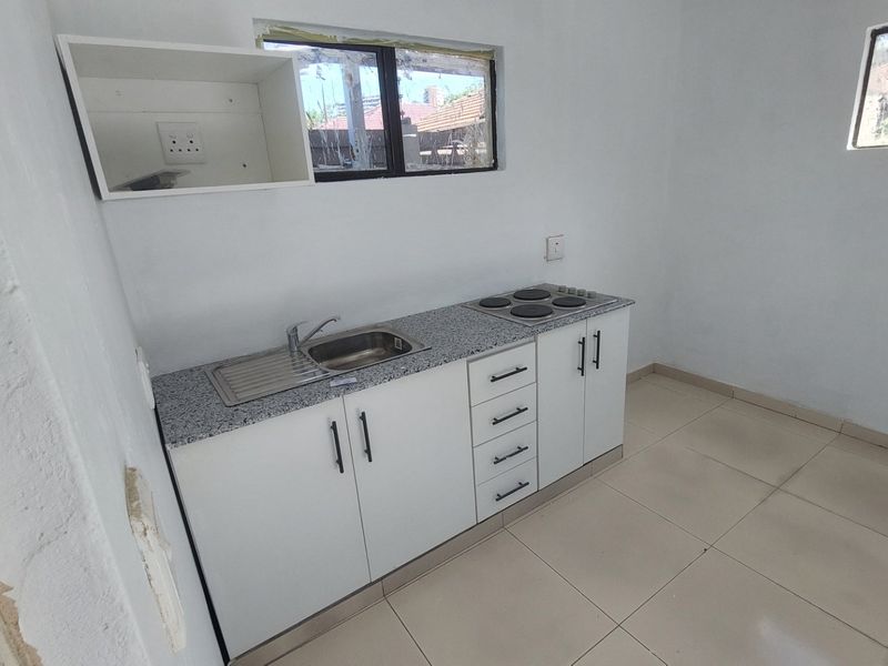 Chic 1 Bed Apartment in Musgrave, Durban - Photo 2