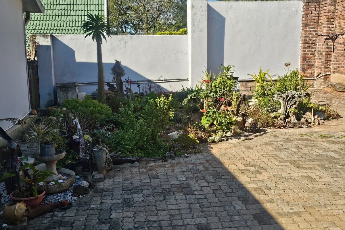 Garden Cottage, Centrally Located  - Photo 2