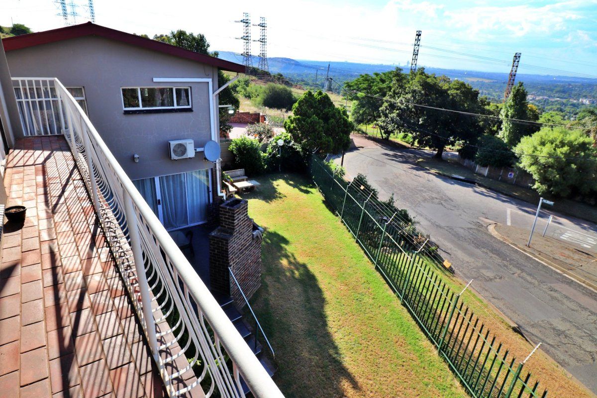 Spacious Family Home with Stunning Views and Flexible Living Options! - Photo 2