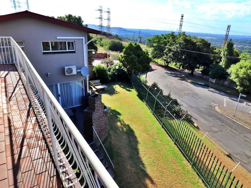 Spacious Family Home with Stunning Views and Flexible Living Options! - Photo 2