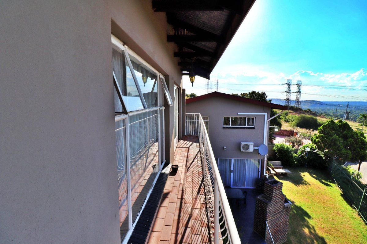 Spacious Family Home with Stunning Views and Flexible Living Options! - Photo 5