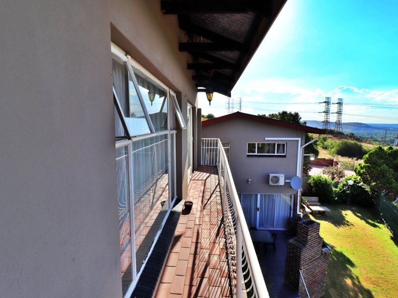 Spacious Family Home with Stunning Views and Flexible Living Options! - Photo 5