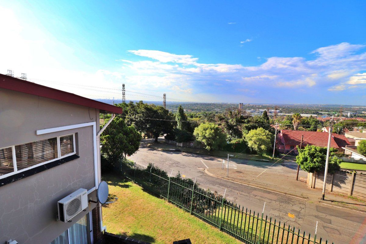 Spacious Family Home with Stunning Views and Flexible Living Options! - Photo 4
