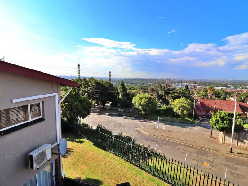 Spacious Family Home with Stunning Views and Flexible Living Options! - Photo 4
