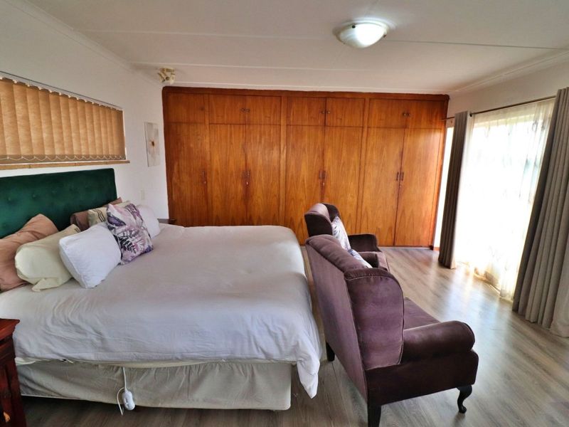 Spacious Family Home with Stunning Views and Flexible Living Options! - Photo 9