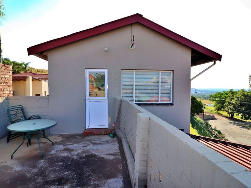 Spacious Family Home with Stunning Views and Flexible Living Options! - Photo 6