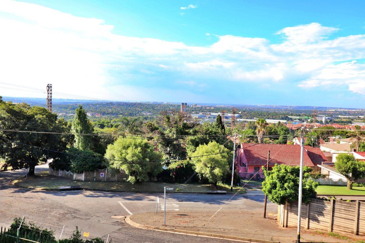 Spacious Family Home with Stunning Views and Flexible Living Options! - Photo 3