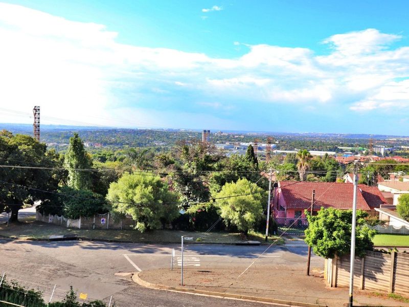 Spacious Family Home with Stunning Views and Flexible Living Options! - Photo 3