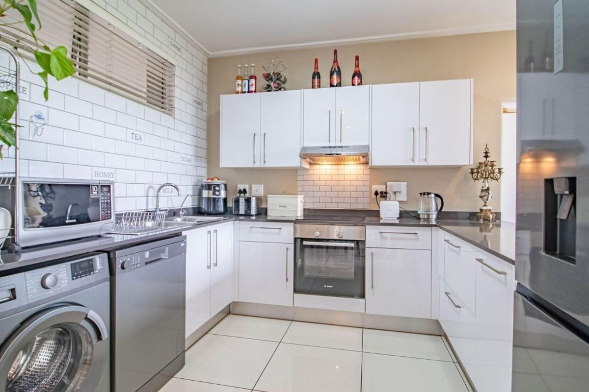 Modern 3-Bedroom Garden Apartment in Bedfordview – Secure & Convenient Living - Photo 3