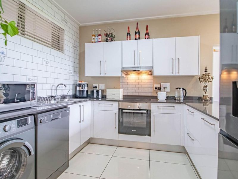 Modern 3-Bedroom Garden Apartment in Bedfordview – Secure & Convenient Living - Photo 3