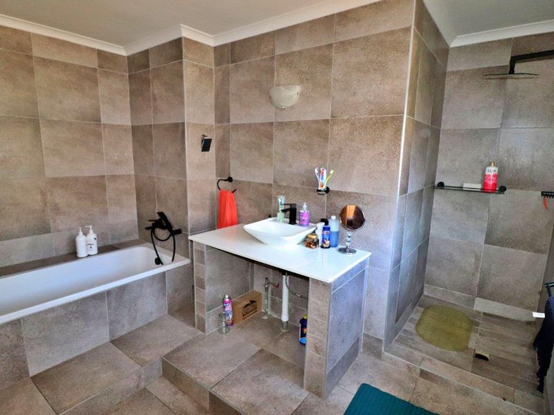 4 Bedroom Double Storied Home in Boomed off Area - Photo 4