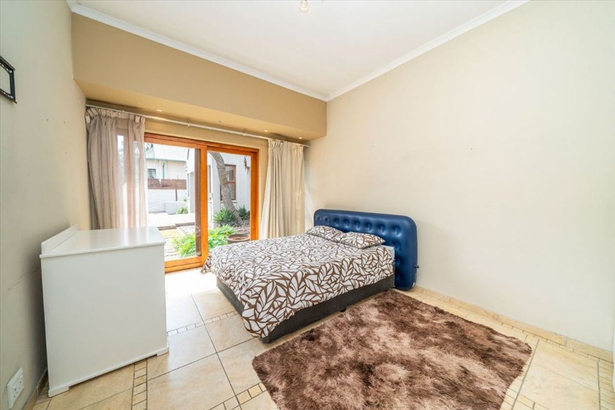 Spacious Family Home with Excellent Living Areas - Photo 2