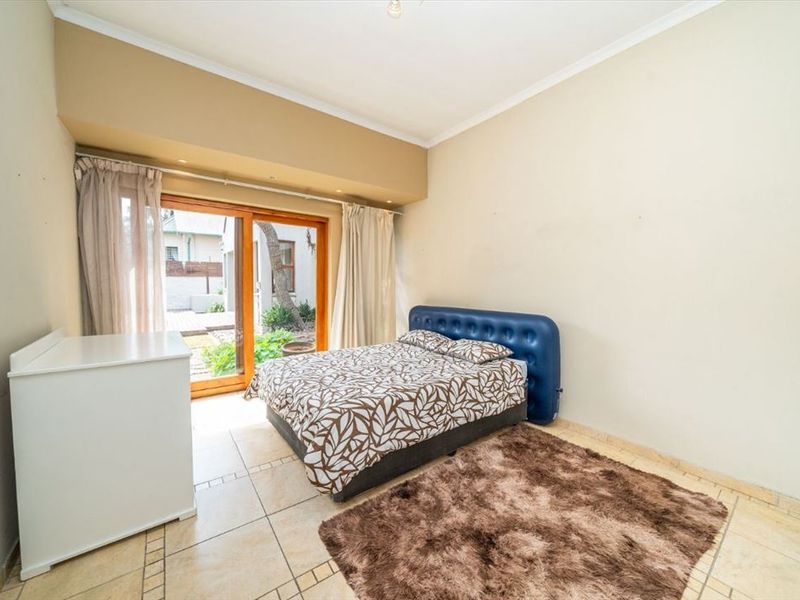 Spacious Family Home with Excellent Living Areas - Photo 2