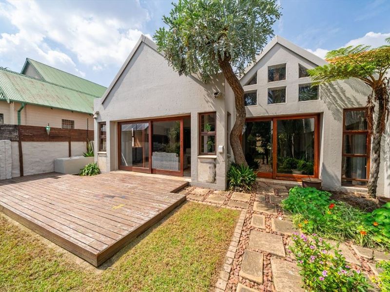 Spacious Family Home with Excellent Living Areas - Photo 3
