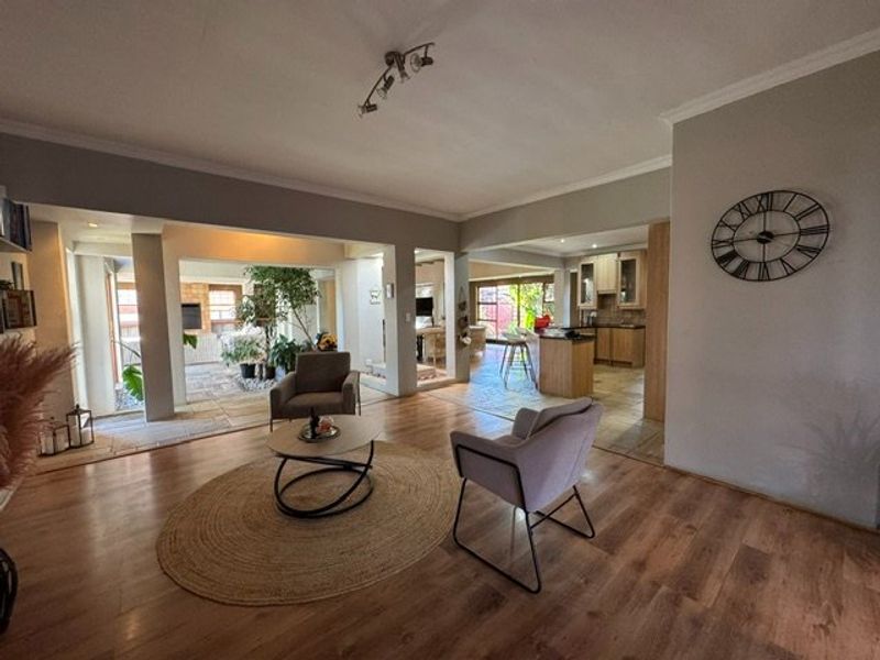 Spacious Family Home with Excellent Living Areas - Photo 4