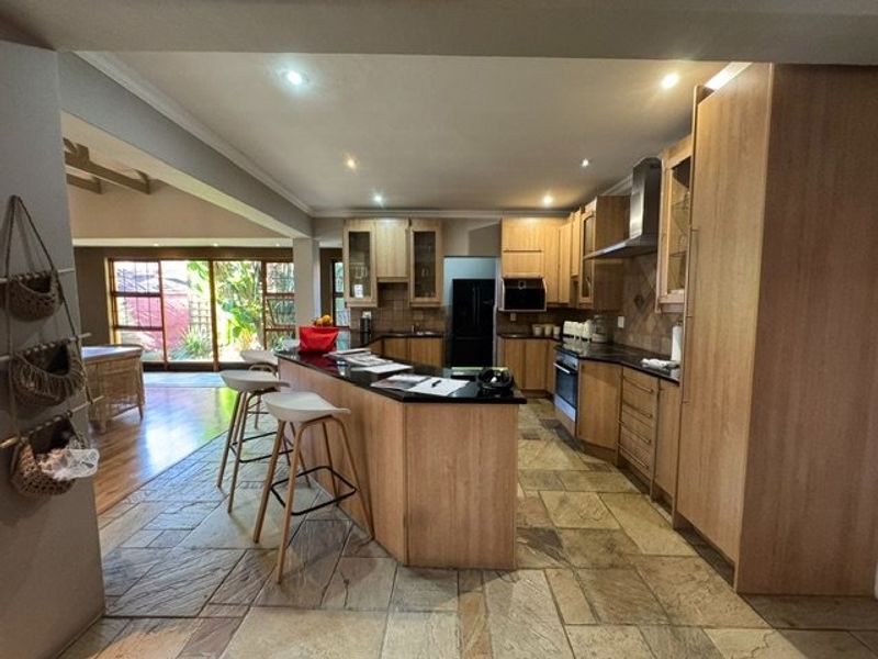 Spacious Family Home with Excellent Living Areas - Photo 5