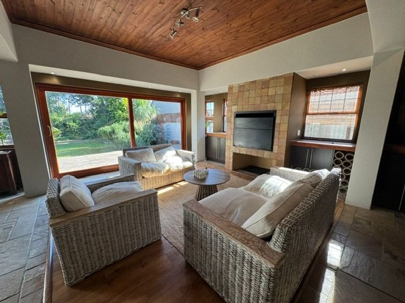 Spacious Family Home with Excellent Living Areas - Photo 10