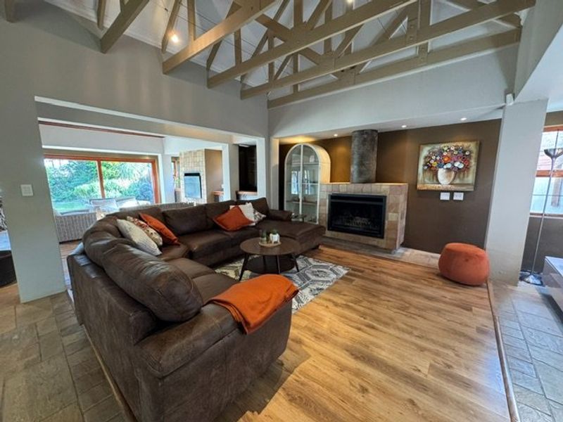 Spacious Family Home with Excellent Living Areas - Photo 9