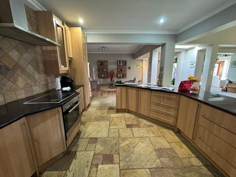 Spacious Family Home with Excellent Living Areas - Photo 6