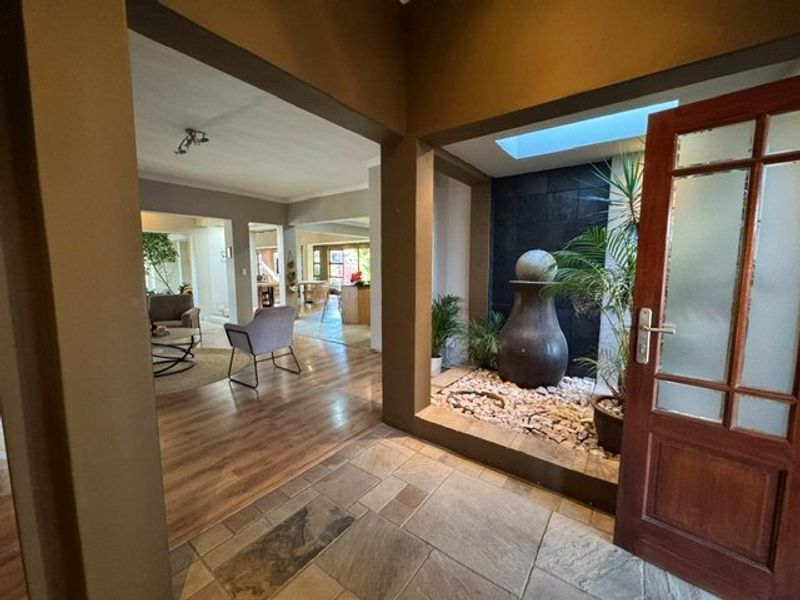 Spacious Family Home with Excellent Living Areas - Photo 3
