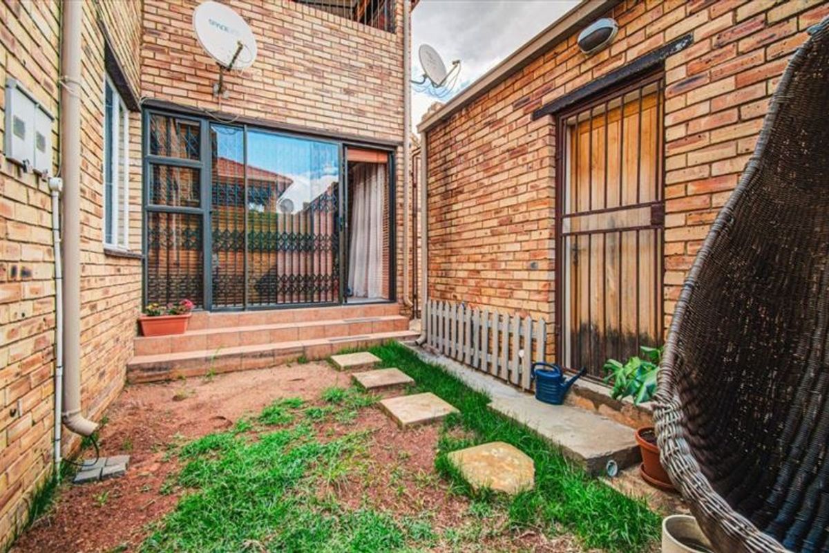 Charming Two-Bedroom Home with Practical Layout - Photo 3