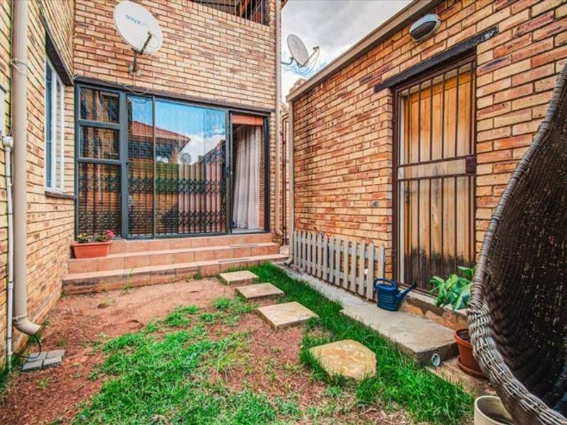 Charming Two-Bedroom Home with Practical Layout - Photo 3