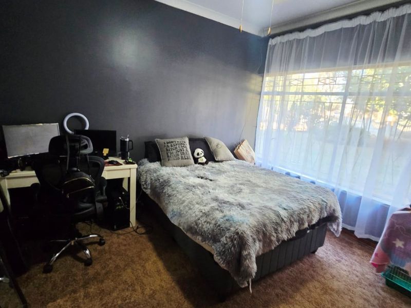 4 Bedroom house for sale in Wilkoppies - Photo 5