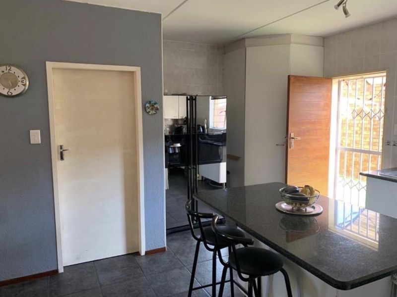 4 Bedroom House to Rent in Kyalami - Photo 6