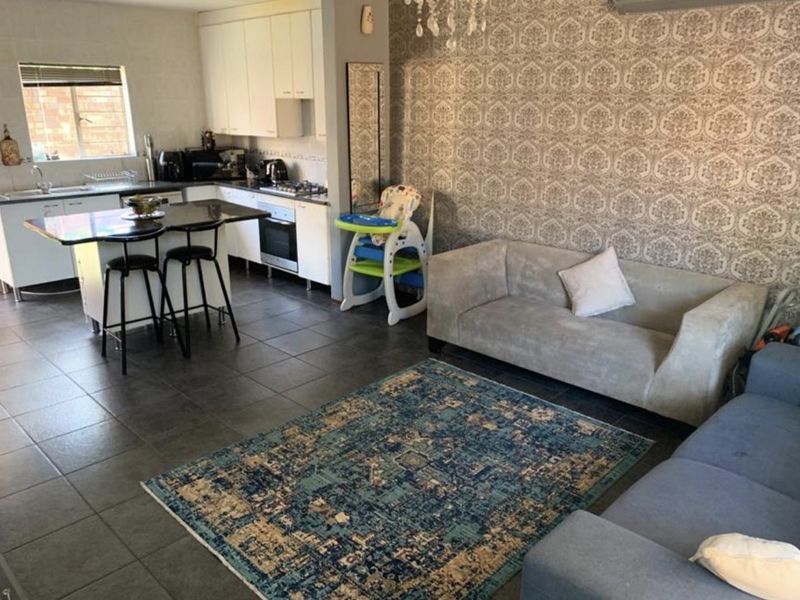 4 Bedroom House to Rent in Kyalami - Photo 7