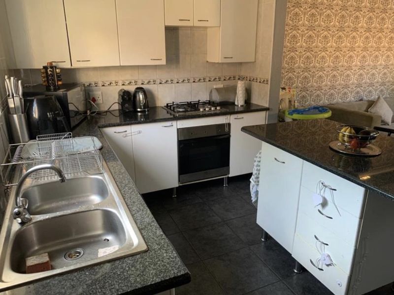 4 Bedroom House to Rent in Kyalami - Photo 3