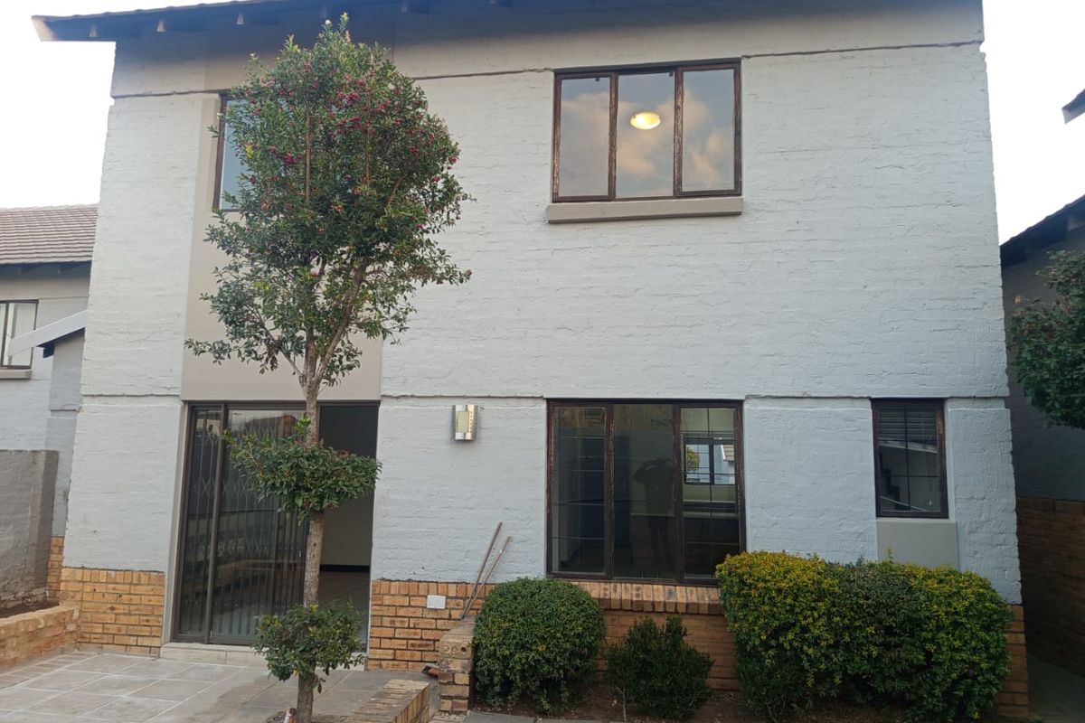 3 Bedroom 2 Bathroom Townhouse to Rent. - Photo 2