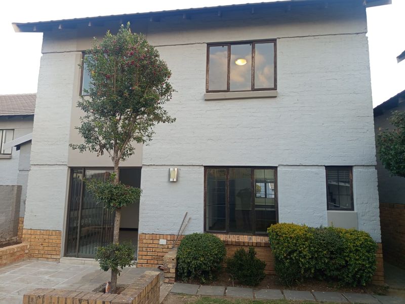 3 Bedroom 2 Bathroom Townhouse to Rent. - Photo 2