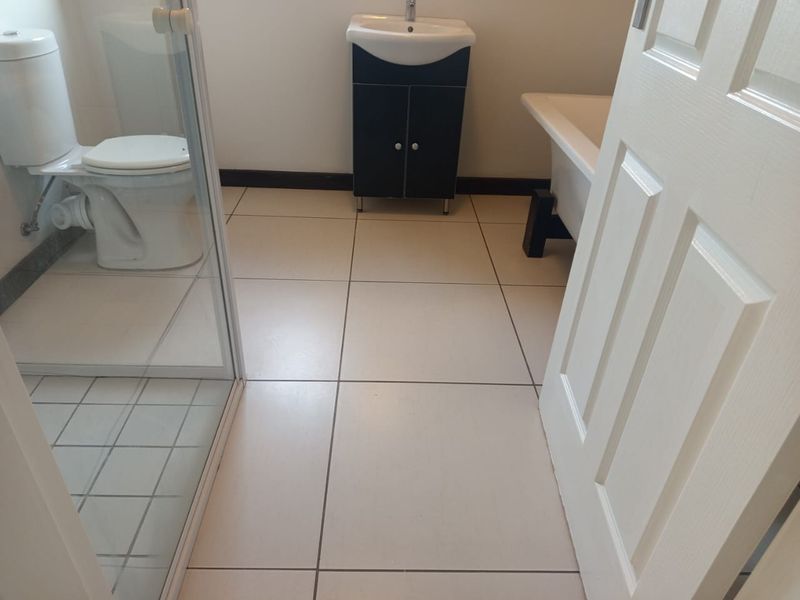3 Bedroom 2 Bathroom Townhouse to Rent. - Photo 10