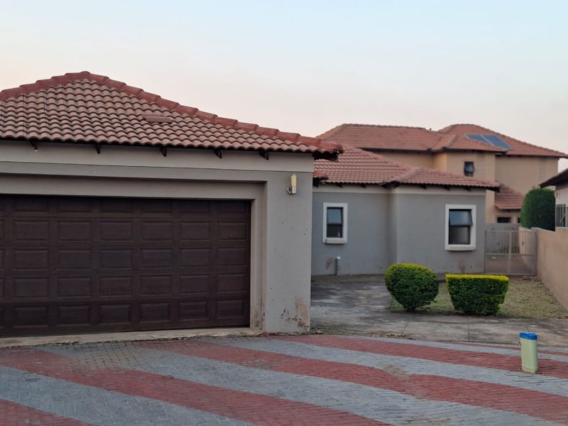 3 bedroom house to Rent  in savanna country estate  pretoria east - Photo 1