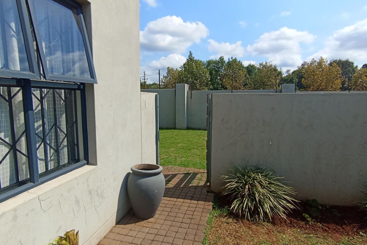 Luxury Estate Living in the Heart of Raslouw’s Prime Residential Hub - Photo 2