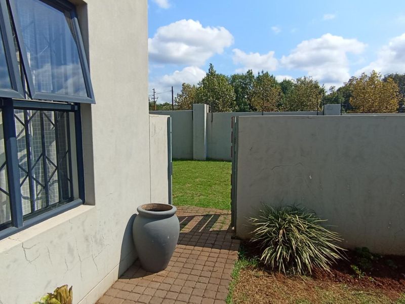 Luxury Estate Living in the Heart of Raslouw’s Prime Residential Hub - Photo 2