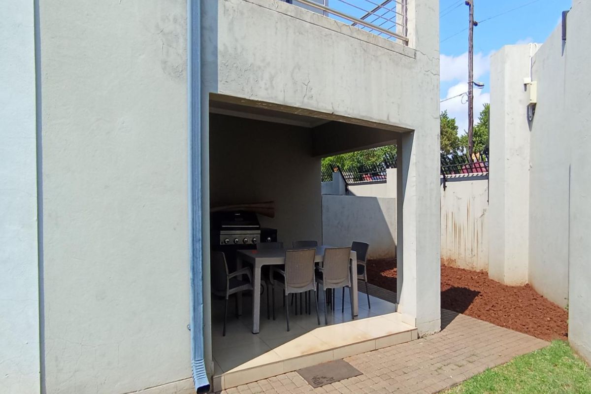 Luxury Estate Living in the Heart of Raslouw’s Prime Residential Hub - Photo 4