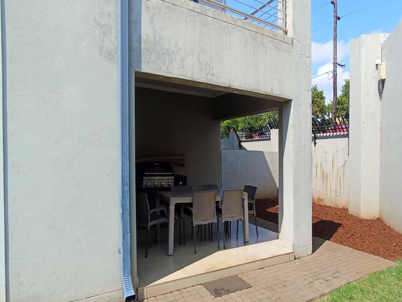 Luxury Estate Living in the Heart of Raslouw’s Prime Residential Hub - Photo 4