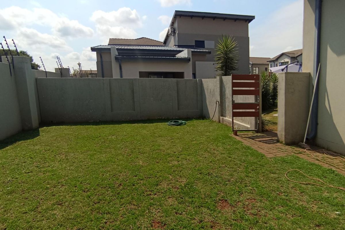 Luxury Estate Living in the Heart of Raslouw’s Prime Residential Hub - Photo 3
