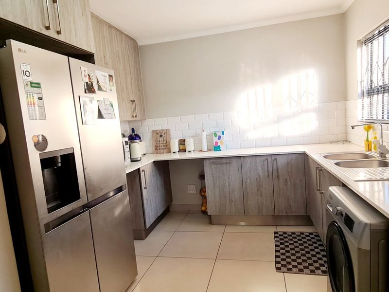 Luxury Estate Living in the Heart of Raslouw’s Prime Residential Hub - Photo 2