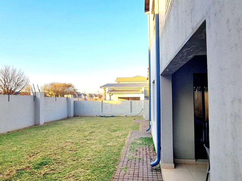Luxury Estate Living in the Heart of Raslouw’s Prime Residential Hub - Photo 10