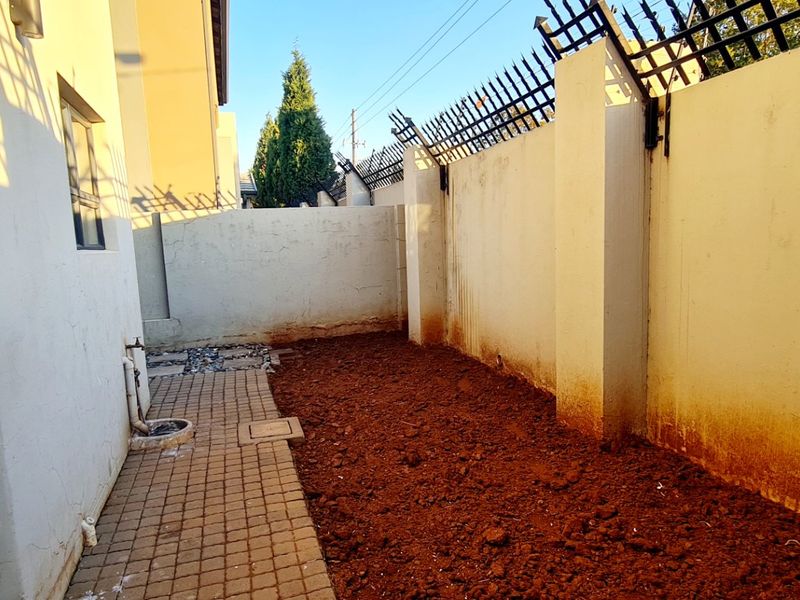 Luxury Estate Living in the Heart of Raslouw’s Prime Residential Hub - Photo 9