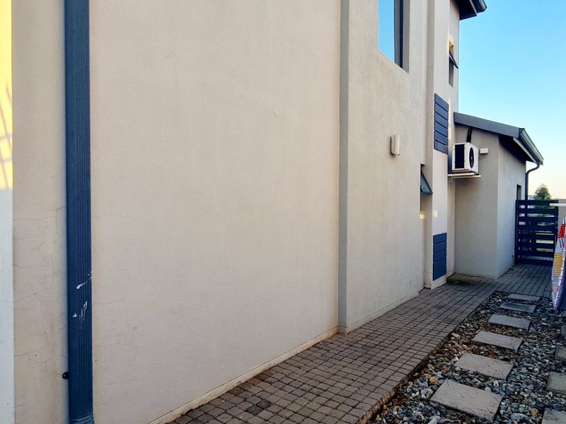 Luxury Estate Living in the Heart of Raslouw’s Prime Residential Hub - Photo 8
