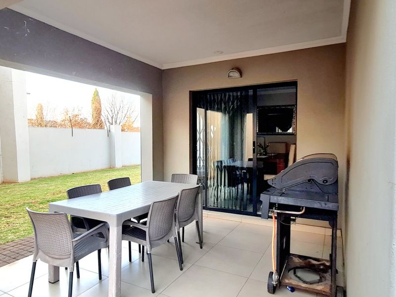 Luxury Estate Living in the Heart of Raslouw’s Prime Residential Hub - Photo 7